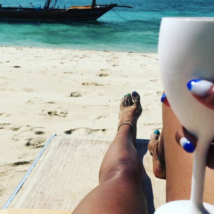ケリスのインスタグラム：「Relax, relate, release & in that order #selfcare #beautifulbeach #sandinmytoes」
