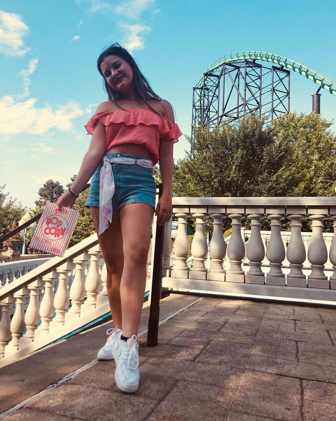 のインスタグラム：「Eating my way through the amusement park 🍿🥤🍟🍦」