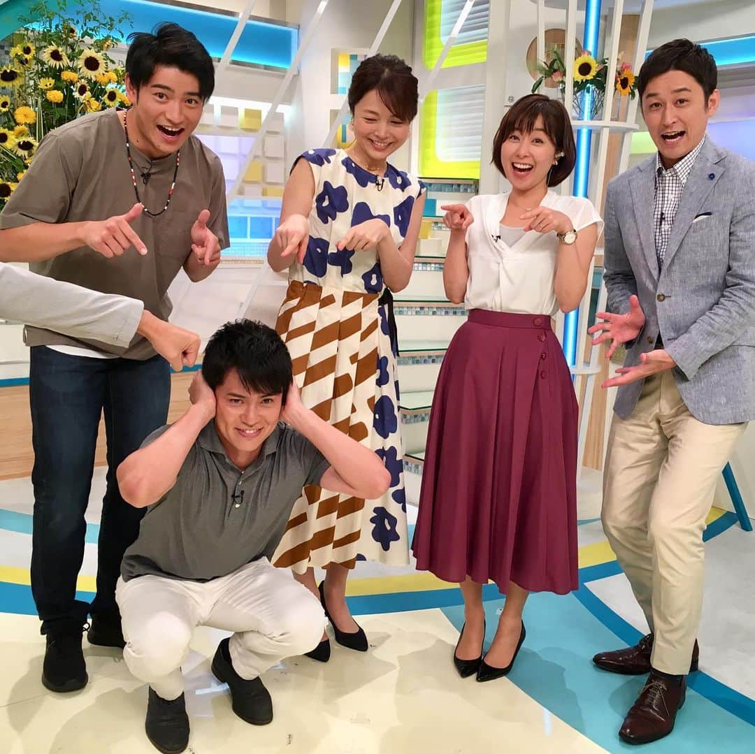 のインスタグラム：「昨日梅雨明けした福岡❗️今朝はまだ青空は見えていませんが、これから夏本番☀️夏気をつけたいのが雷⚡️です。今朝のバリはやでは落雷から身を守るためのポイント、雷しゃがみ をお伝えしました。 オンエア後には 豊原アナに 別の意味のカミナリが プロデューサーから落ちていました…⚡️⚡️ 👠今日の衣装👠 財津アナ アクセサリー #huomenta  比奈子先生 #partir アクセ #huomenta」