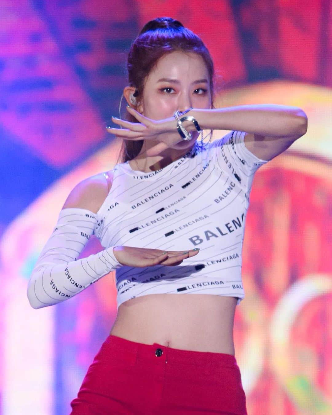 スルギさんのインスタグラム写真 - (スルギInstagram)「SEULGI - Ulsan Summer Festival - ⚠️ Her abs is angry 🔥🔥🔥 #REDVELVET #레드벨벳 #SEULGI #슬기 #🐻」7月25日 8時26分 - kristiandawal29