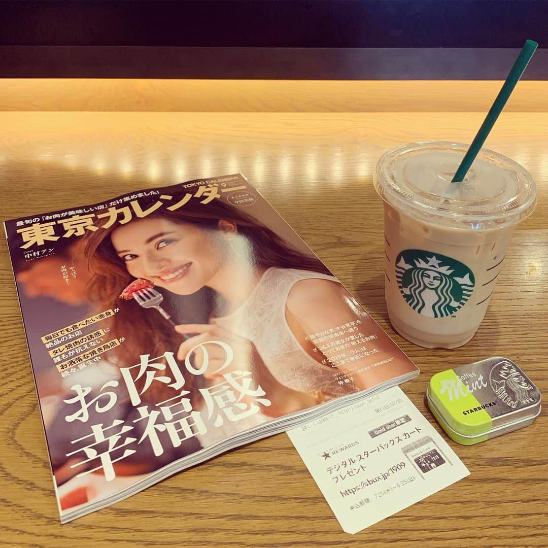 くろさんのインスタグラム写真 - (くろInstagram)「📚BOOK&CAFE☕️ #東京カレンダー #お肉の幸福感 #中村アン #AfterCoffeeMint #アフターコーヒーミント  #デジタルスターバックスカードプレゼント #starbuckslatte #starbucks #starbuckscoffee #スタバ #スタバラテ #スターバックスラテ #スターバックスコーヒー #スターバックスコーヒーTSUTAYA新橋店」7月25日 8時23分 - m6bmw