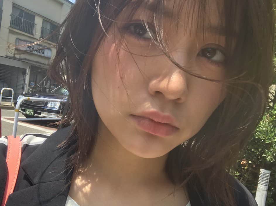 のインスタグラム：「. 夏がきた！？ 天気いいと嬉しいけど暑い！！！ でも雨続きよりいいね！！ なんか顔眠そう😪」