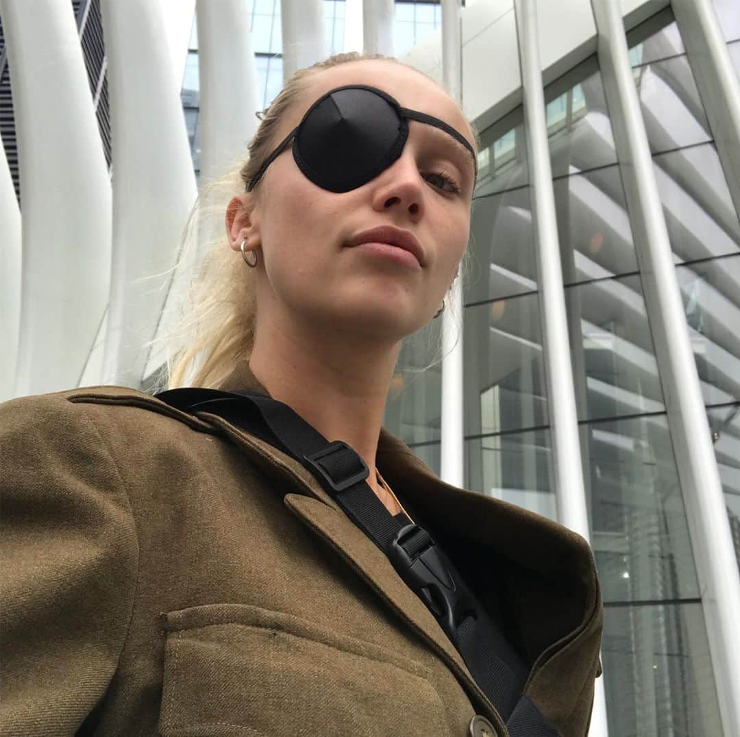 ケイリン・ルッソのインスタグラム：「Outside eyepatch VS. Inside eyepatch」