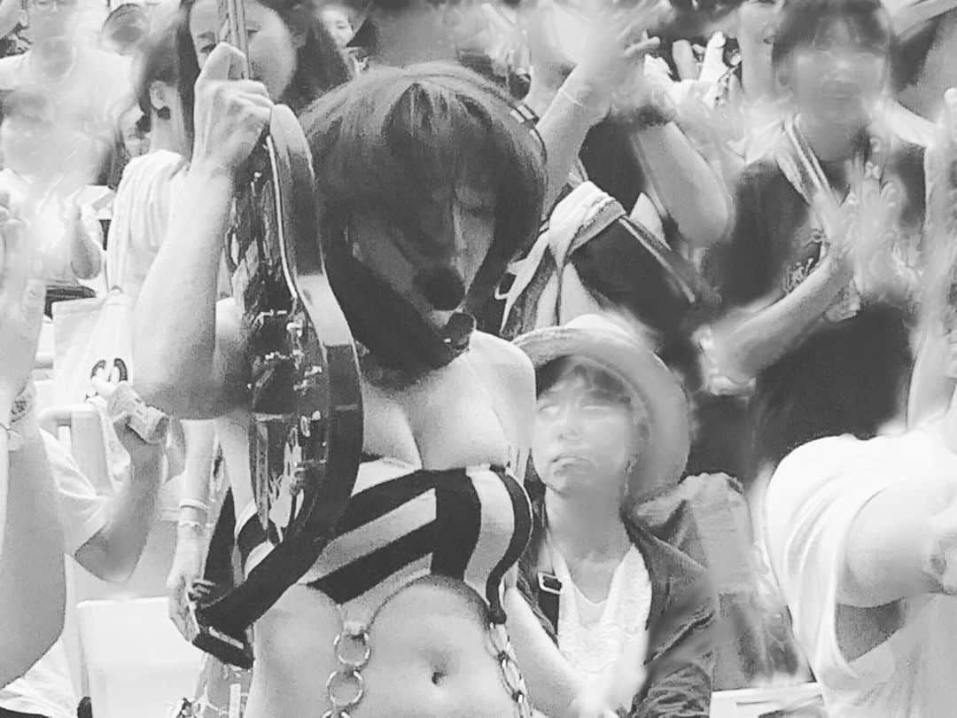 ちゃんまいさんのインスタグラム写真 - (ちゃんまいInstagram)「2019.7.20 DOBERMAN presents ムーンストラックジャンボリー2019 at服部緑地野外音楽堂 ・ ・ お恥ずかしながらステージに帰ってまいりましたの図 ・ #ベッドイン #japanese #sexy #idol #guitar #sgguitar」7月25日 8時32分 - dakko_shite_cho3