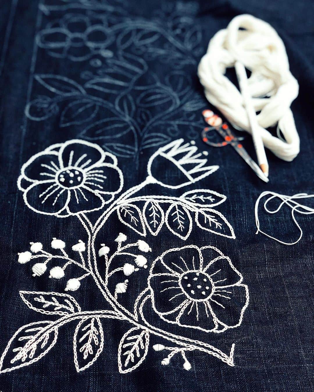 Dinara Mirtalipovaのインスタグラム：「Slow progress, one flower at a time.」