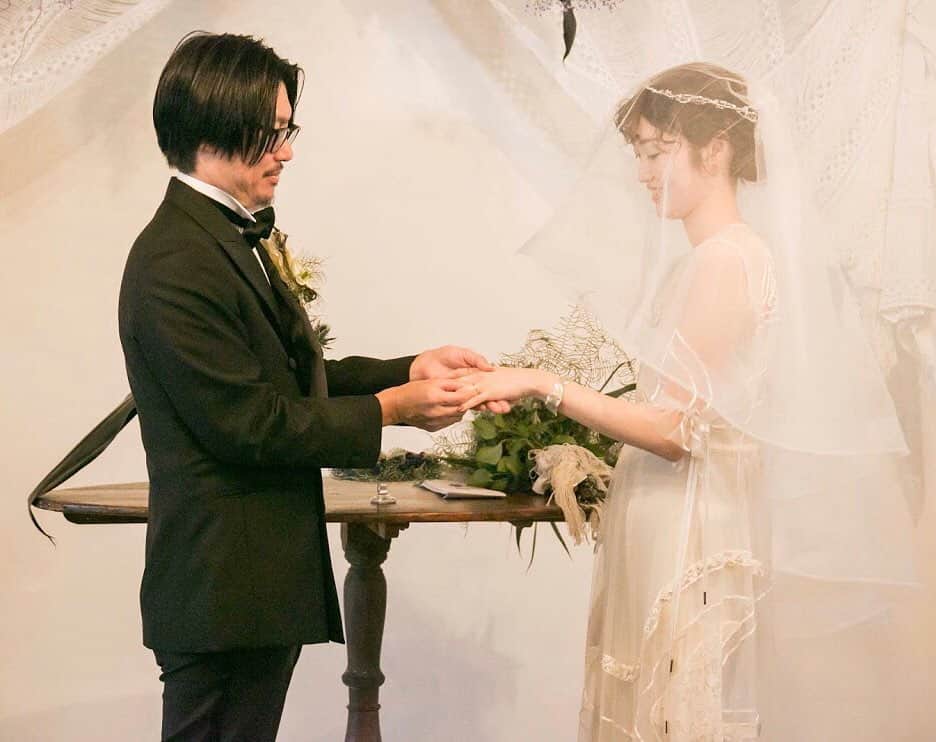 のインスタグラム：「・ ・ 渋谷南平台に佇む名もなきhotel noname hotel “HOTEL EMANON” @hotel_emanon_wedding  これまでoriginal weddingのお手伝いを通じ おふたりだけの幾つものwedding dayを 名もなきhotelに刻んできました ・ そんなnoname hotel “HOTEL EMANON”が 生まれ変わりました ・ 時代の変化やTRENDを取り入れた よりPhotogenic空間 よりCawaii空間 よりElegant空間 より凛とした空間 ・ 日本中の花嫁ゴコロをくすぐる空間と時間を 名もなきhotelより新たにご提案致します ・ #weddingcircus #hotelemanon #weddingdress  #weddingflower #bridal #wedding #2019wedding #weddingdirection  #originalwedding #fashion  #花嫁 #プレ花嫁  #卒花嫁 #オリジナルウェディング  #結婚 #結婚式場 #結婚式 #結婚式準備 #結婚準備  #結婚式アイデア #写真 #1日1組貸切wedding  #結婚式レポ #結婚式レポート #ウェディング  #ブライダル #ウェディングフォト #入籍 #ウェディングフェア #ブライダルフェア」