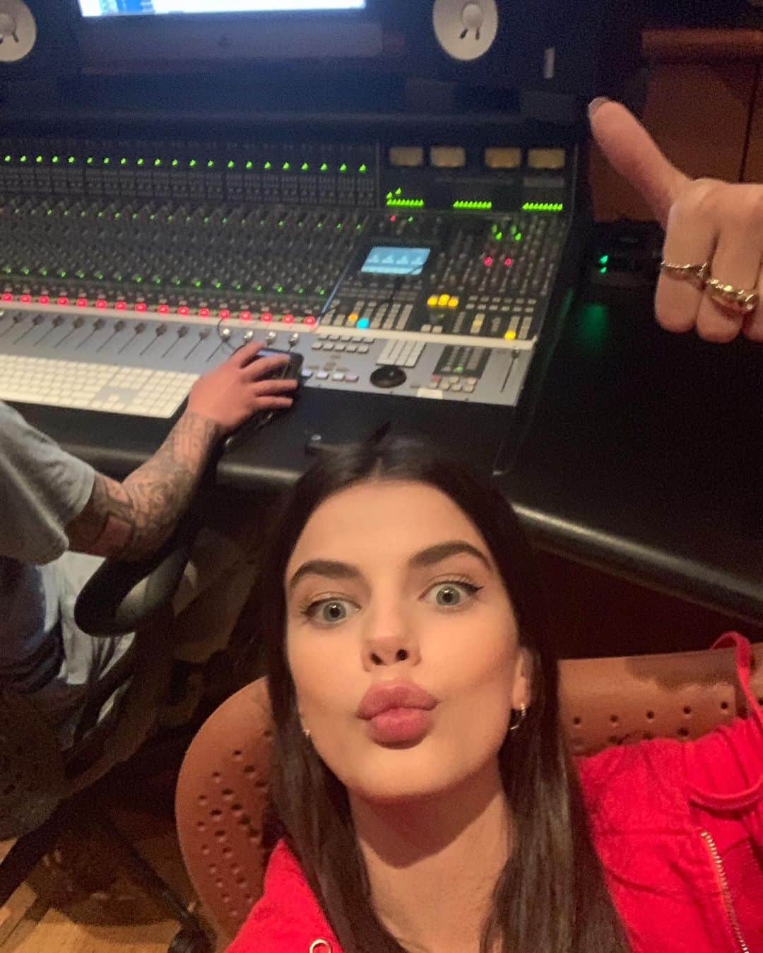 ソニア・ベン・アンマーのインスタグラム：「Trust me, I hate the word “soon” just as much as you do. I know I’ve been saying it for the past 2 years but ily pls be patient with me.... because it’s coming SOON hahah 🥰✨🦋💞📝」