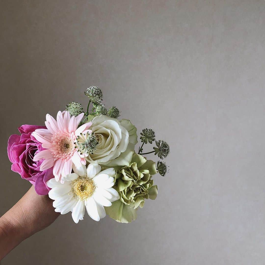ak_m1120さんのインスタグラム写真 - (ak_m1120Instagram)「昨日は長女の誕生日でした . . . 10歳 . . . 念願のブラトップを買ってあげたらめたくそ喜んでました . . . そんなお年頃 . . . いい加減机の上片付けてね . . . 素敵な一年にしようね☺️ . . . . #happybirthday #誕生日 #お花 #花束 #ガラスの10代 #女の子 #おめでとう」7月25日 8時51分 - ak_m1120