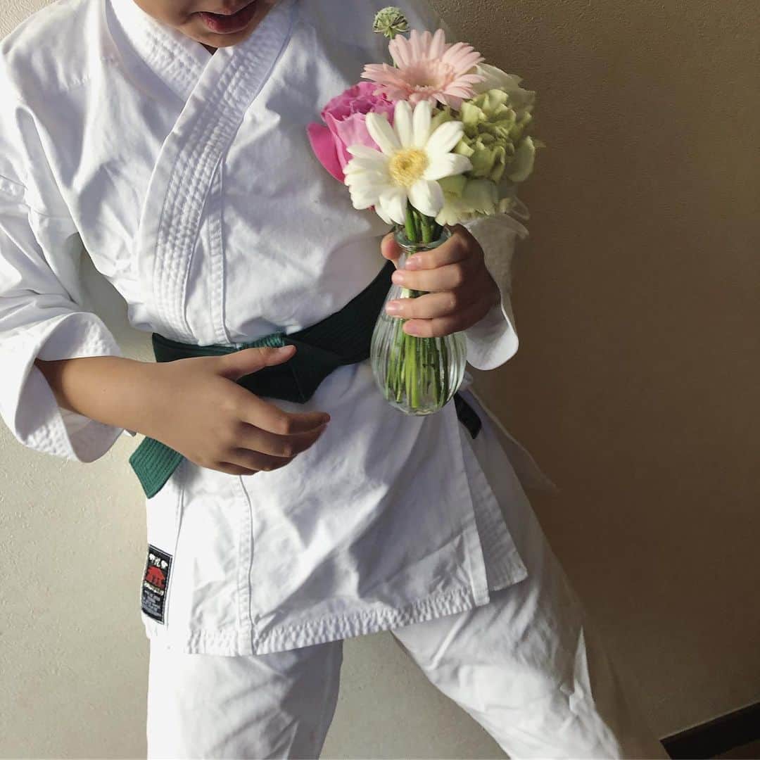 ak_m1120さんのインスタグラム写真 - (ak_m1120Instagram)「昨日は長女の誕生日でした . . . 10歳 . . . 念願のブラトップを買ってあげたらめたくそ喜んでました . . . そんなお年頃 . . . いい加減机の上片付けてね . . . 素敵な一年にしようね☺️ . . . . #happybirthday #誕生日 #お花 #花束 #ガラスの10代 #女の子 #おめでとう」7月25日 8時51分 - ak_m1120