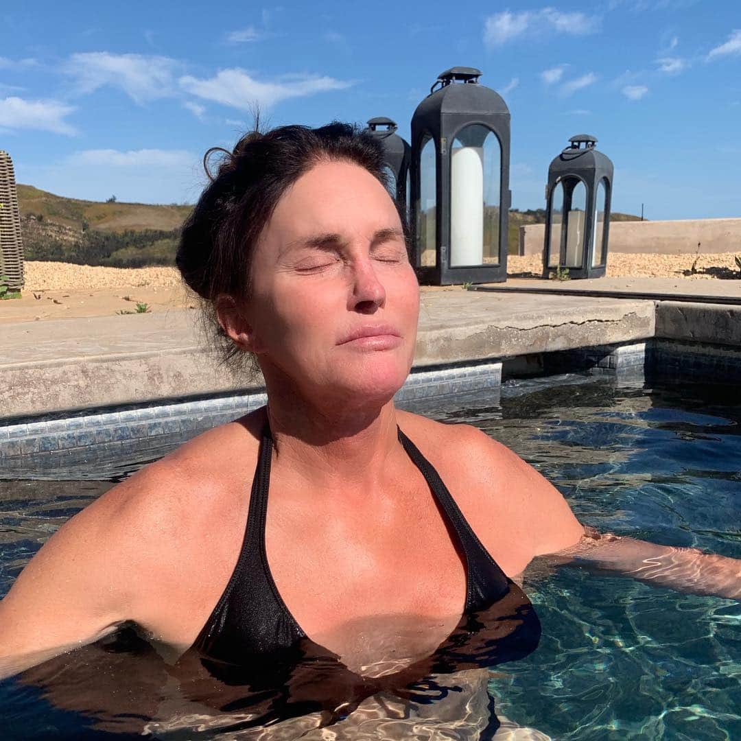 Caitlyn Jennerさんのインスタグラム写真 - (Caitlyn JennerInstagram)「End of day swim. It’s 92 in Malibu. Don’t be fooled...I’m coated in SPF」7月25日 8時47分 - caitlynjenner