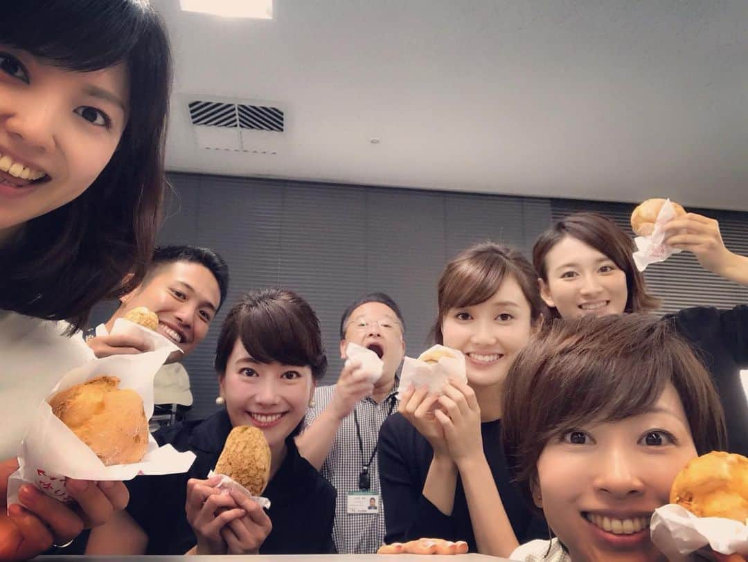 新垣泉子さんのインスタグラム写真 - (新垣泉子Instagram)「TNCアナウンサーズ！  #シュークリームパーティー #ビアードパパ #シュークリーム #tnc #アナウンサーズ #アナウンサー #アナウンス部 #注 #これで全員ではありません #クリーニングのおじちゃん #ありがとうございます」7月25日 8時48分 - motoko.arakaki