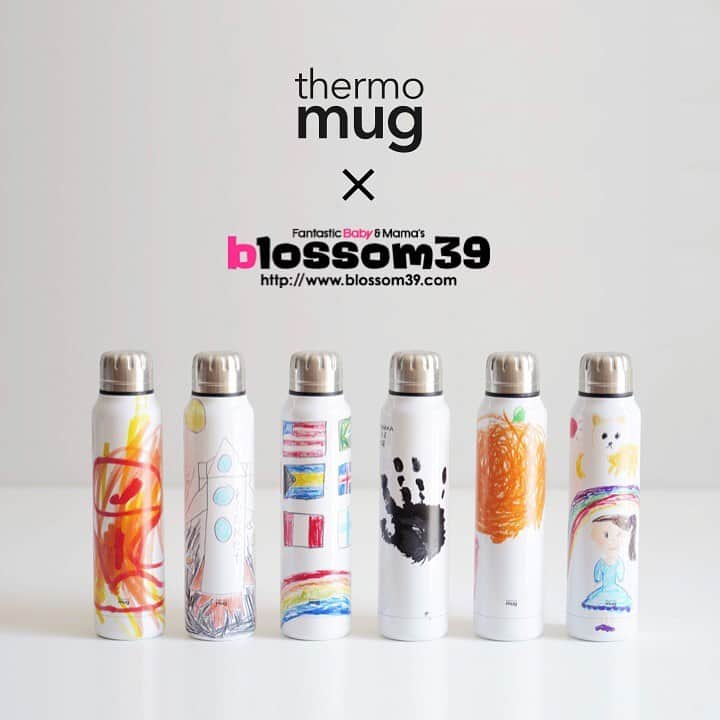 blossom39_officialのインスタグラム：「. blossom39東武池袋店にて「おえかきボトルワークショップ」を開催中！ 手描きの絵やメッセージがそのままデザインになるオリジナルボトルがつくれます！ . スタイリッシュなデザインと優れた保温・保冷機能が特徴の、日本で誕生したキッチンウェアブランド「thermo mug（サーモマグ）」 今回のワークショップはthermo mugの代表的なアイテムでもある折り畳み傘をイメージしたシンプルなデザインのUmbrella Bottle（アンブレラボトル）がベースになっています。真空断熱二重構造で機能性にも優れ、持ち運びにも最適です。 . 専用のおえかきテンプレートにお好きな絵やメッセージを描くだけ！そのままボトルのデザインになります。 . 世界にひとつだけのオリジナルボトルをつくりませんか？お子様の成長の思い出や、敬老の日などの贈り物にもおすすめです。 . ------------------------------------ ▶︎開催店舗：blossom39東武池袋店 ▶︎ワークショップ開催期間 （店内におえかきスペースを設置します） 7月1日（月）〜8月4日（日） ▶︎料金：¥4,860（税込） ▶︎完成品お渡し時期：9月上旬以降 ------------------------------------ . 7月1日（月）〜店頭にて専用のおえかきテンプレートの配布も行っております。お好きな絵やメッセージを描いて下記期間中に店頭までお持ちください。 《ご注文承り期間：7月1日（月）〜8月12日（月・祝）》 . . ※著作権や商標権、他社の権利侵害にあたるデザインはご遠慮ください。尚、トラブルにつきまして当社では一切の責任を負いかねますのであらかじめご了承ください。 . 詳しくは店頭までお問い合わせください。 . #blossom39 #ブロッサム39 #thermomug #サーモマグ #アンブレラボトル #タンブラー #オリジナルボトル #ワークショップ #敬老の日プレゼント #成長記録 #思い出 #夏休み #赤ちゃんのいる生活」