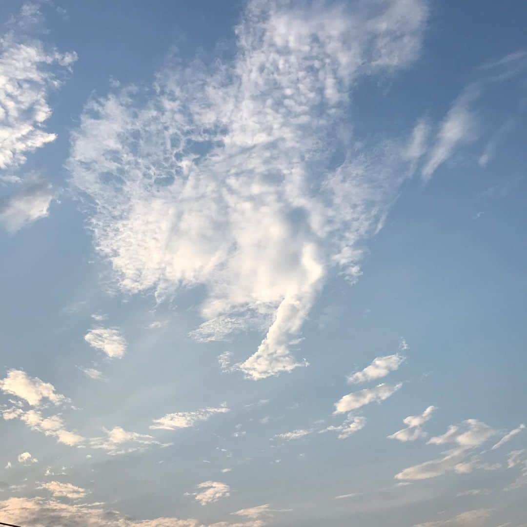 花野じゅりあさんのインスタグラム写真 - (花野じゅりあInstagram)「. 梅雨の合間のいつかの空  新海誠監督の描く空が好き . . . . . #いつかの空 #空といえば #新海誠 監督 #天門 さんの #音楽が好き」7月25日 8時56分 - julia.hanano