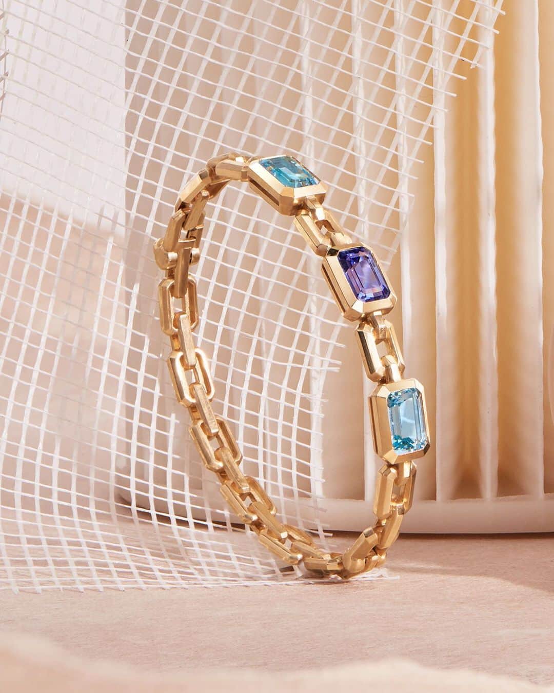 デビッドヤーマンのインスタグラム：「Blue crush. 6.45 carats of tanzanite and blue topaz bring an ocean of color to this hand-finished Novella bracelet. Dive in via our #biolink. #DavidYurman」
