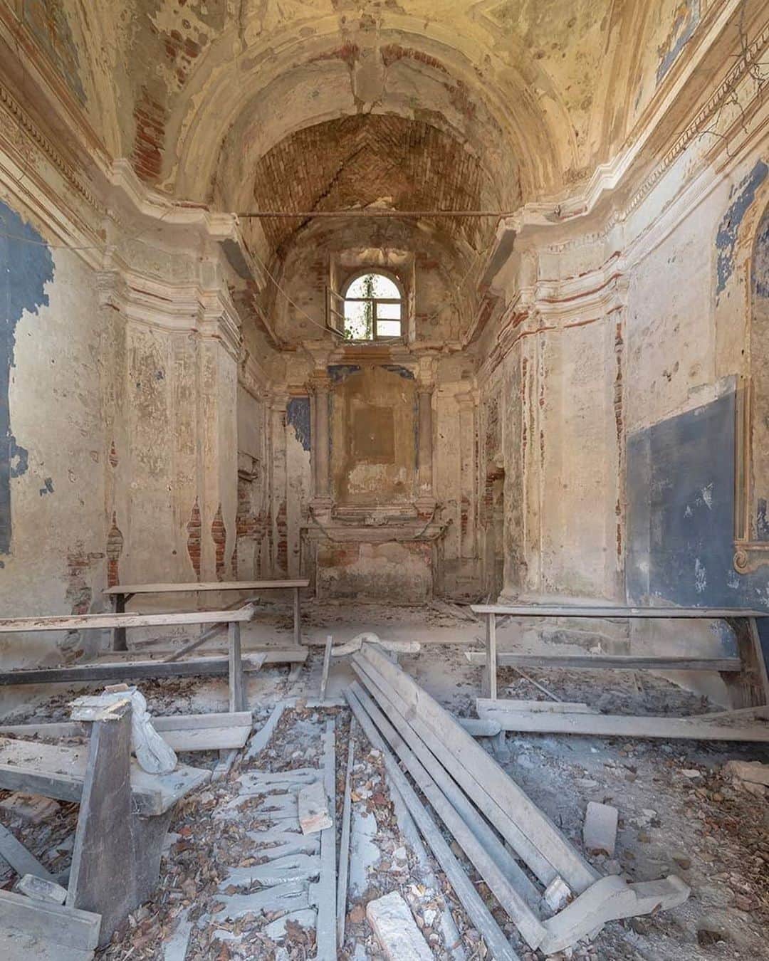 Abandoned Placesさんのインスタグラム写真 - (Abandoned PlacesInstagram)「"A lot of castles and farms have there own chapel in Italy 🇮🇹 This chapel belongs to the castle in my previous post. The benches are still inside but they can no longer be used. the paint comes loose from the walls due to the long-standing vacancy. Still a nice little chapel." Photography by @christophe_van_de_walle」7月25日 9時10分 - itsabandoned