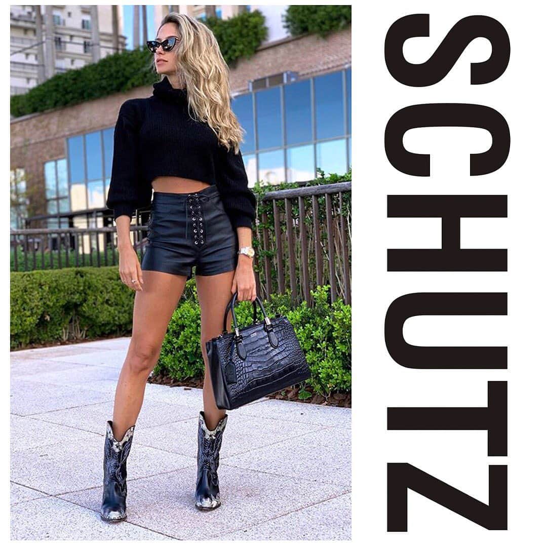 Schutzのインスタグラム：「MUST-HAVE THE ICON 🖤 #schutzicon #schutzhandbags」