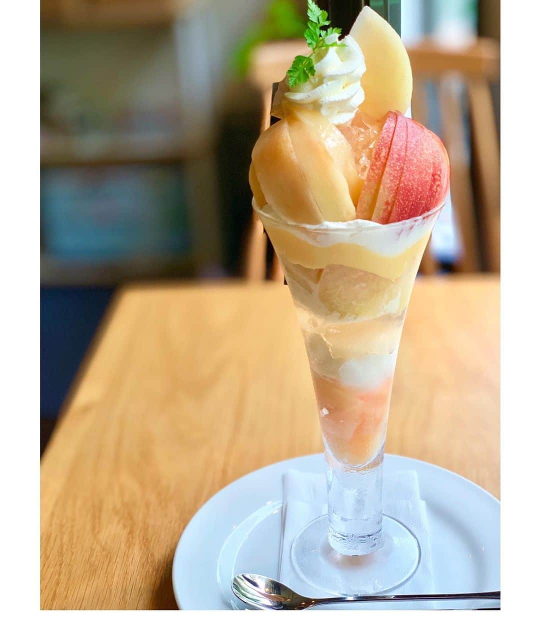 のインスタグラム：「桃の季節がやってきた🤤❤️🍑 最近、子供の体調がずっと悪くて、、 ようやく落ち着きを見せてきたけれどほとんどこもり気味だったので、美味しかったものを見返すだけで幸せ🤤笑 . . 東日本橋の#フルーツシェフ の#桃パフェ はこの日は#白凰 を使ったパフェでした😍 贅沢すぎる桃パフェ😭こちらのお店ははじめてきたけれど、とってもお気に入りのフルーツパフェのお店になりました❤️ てんこ盛りの満足感はフルータスとこちらのパフェが私の中でほんとトップ🍑 . . 桃好きだからこの時期はたくさん桃スイーツ食べられたらいいな🍑 . . #人形町カフェ #東京カフェ #桃 #桃スイーツ #フルーツパフェ #東日本橋 #fruitchef #パフェ好き #パフェ巡り #美味しいもの好きな人と繋がりたい #ママライフ #l4l  #happy #happydays」