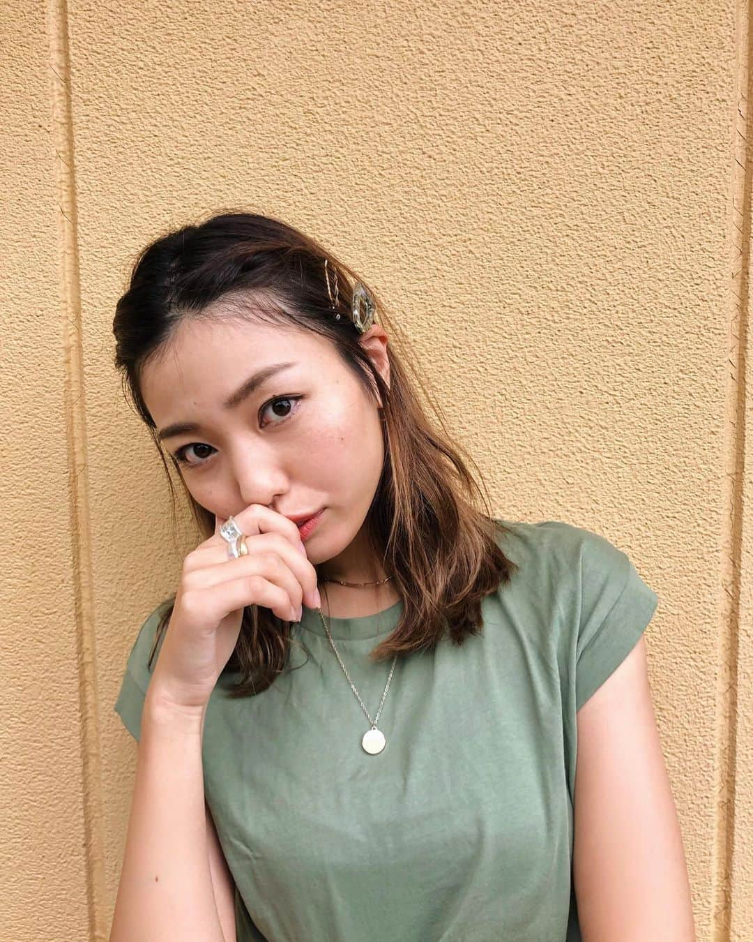 岩崎志保さんのインスタグラム写真 - (岩崎志保Instagram)「My hair arrange & Haircare List🐝💚 ミディアムはアレンジがたくさんできるから好き。 最近はピンなどのアイテムを使ってよくアレンジします！  今使ってるヘアケアリスト☑︎ ハイライトたくさん入れたりハイトーンしたりだいぶ髪の毛痛めつけちゃってるので保湿効果やダメージ予防をしてくれるhoneyceに一式変えました！ 使い始めて1週間くらいだけど手ぐしが通りやすくなってまとまりが出て来て嬉しい◎ ロフト行った時ビューティコーナーのエスカレーター前にどどんと置いてあったのでリピ買いはロフトに行きます。（笑）  #shihosstlye🦄 #myhairarrange #haircare #sponsored #ハニーチェ #ほめられシャンプー #はちみつシャンプー #ロフト」7月25日 9時24分 - shihoiwazaki