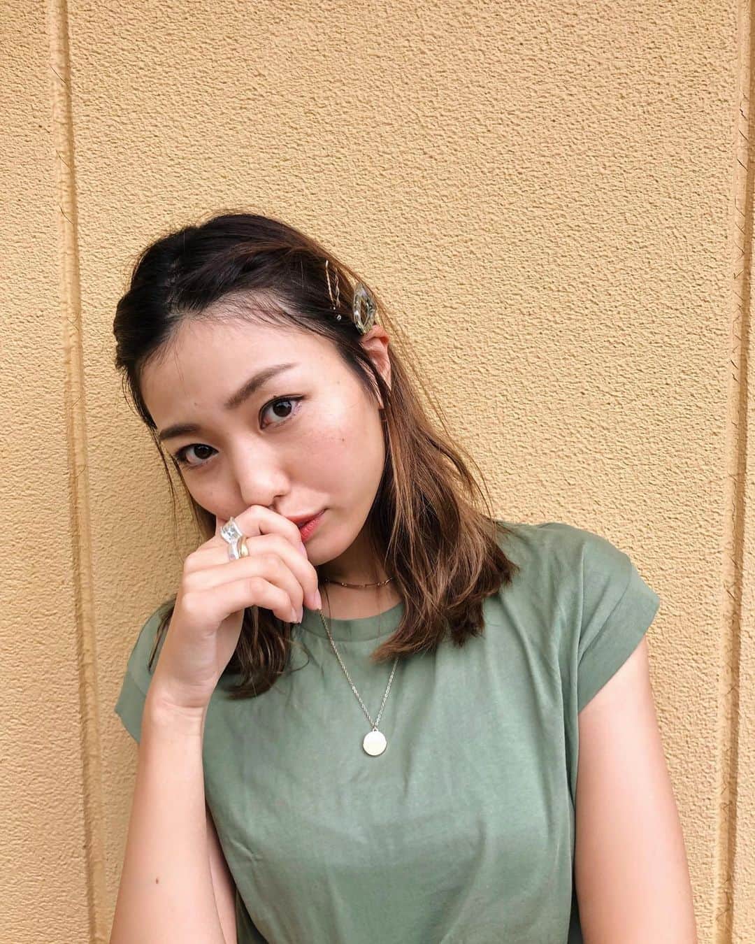 岩崎志保のインスタグラム：「My hair arrange & Haircare List🐝💚 ミディアムはアレンジがたくさんできるから好き。 最近はピンなどのアイテムを使ってよくアレンジします！  今使ってるヘアケアリスト☑︎ ハイライトたくさん入れたりハイトーンしたりだいぶ髪の毛痛めつけちゃってるので保湿効果やダメージ予防をしてくれるhoneyceに一式変えました！ 使い始めて1週間くらいだけど手ぐしが通りやすくなってまとまりが出て来て嬉しい◎ ロフト行った時ビューティコーナーのエスカレーター前にどどんと置いてあったのでリピ買いはロフトに行きます。（笑）  #shihosstlye🦄 #myhairarrange #haircare #sponsored #ハニーチェ #ほめられシャンプー #はちみつシャンプー #ロフト」