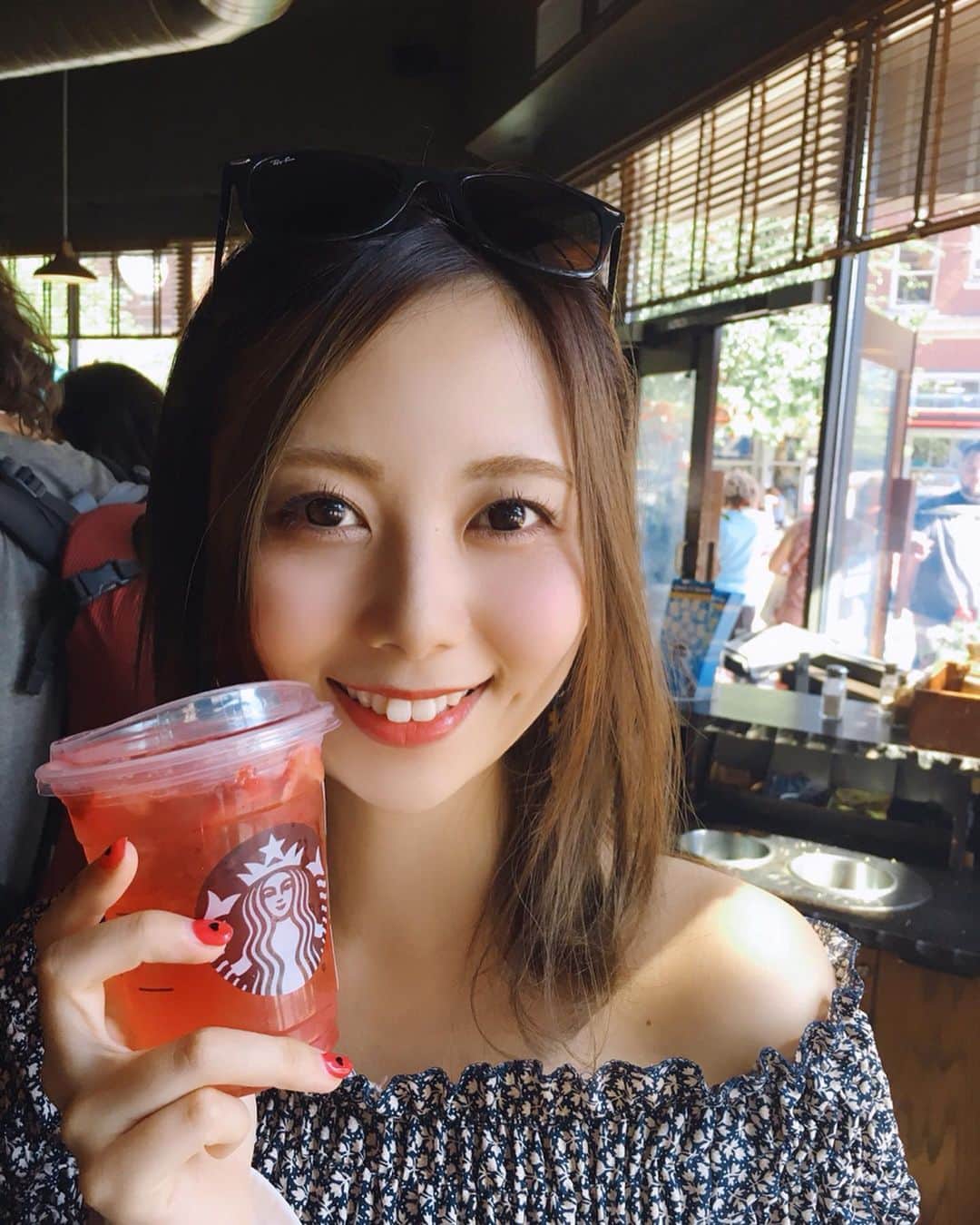 西村季里子のインスタグラム：「・ 7/19〜7/23までアメリカのシアトルに 旅行に行ってきました✈️🌈🌈 (あっちで3泊だけだと思ってたら4泊だったから 時差ボケどころじゃなくて予定が おかしくなってる←) シアトルはスタバの第一号店があったり、 とにかくシーフードが美味しくて有名🦀🦞🦐❤️ 一番人気のクラムチャウダー屋さんのは 本当に美味しかった…🤤💕 着いてから知り合いと合流するまで、 一人で過ごさなきゃいけなかったから お店入るのも緊張してたけど… なんとかなるもんだ🤩優しい世界💓 #アメリカ#america #シアトル#seattle  #旅行#vacation #seafood#clamchowder #スターバックス#スタバ#starbucks  #anthonys#publicmarket#follow #followme」