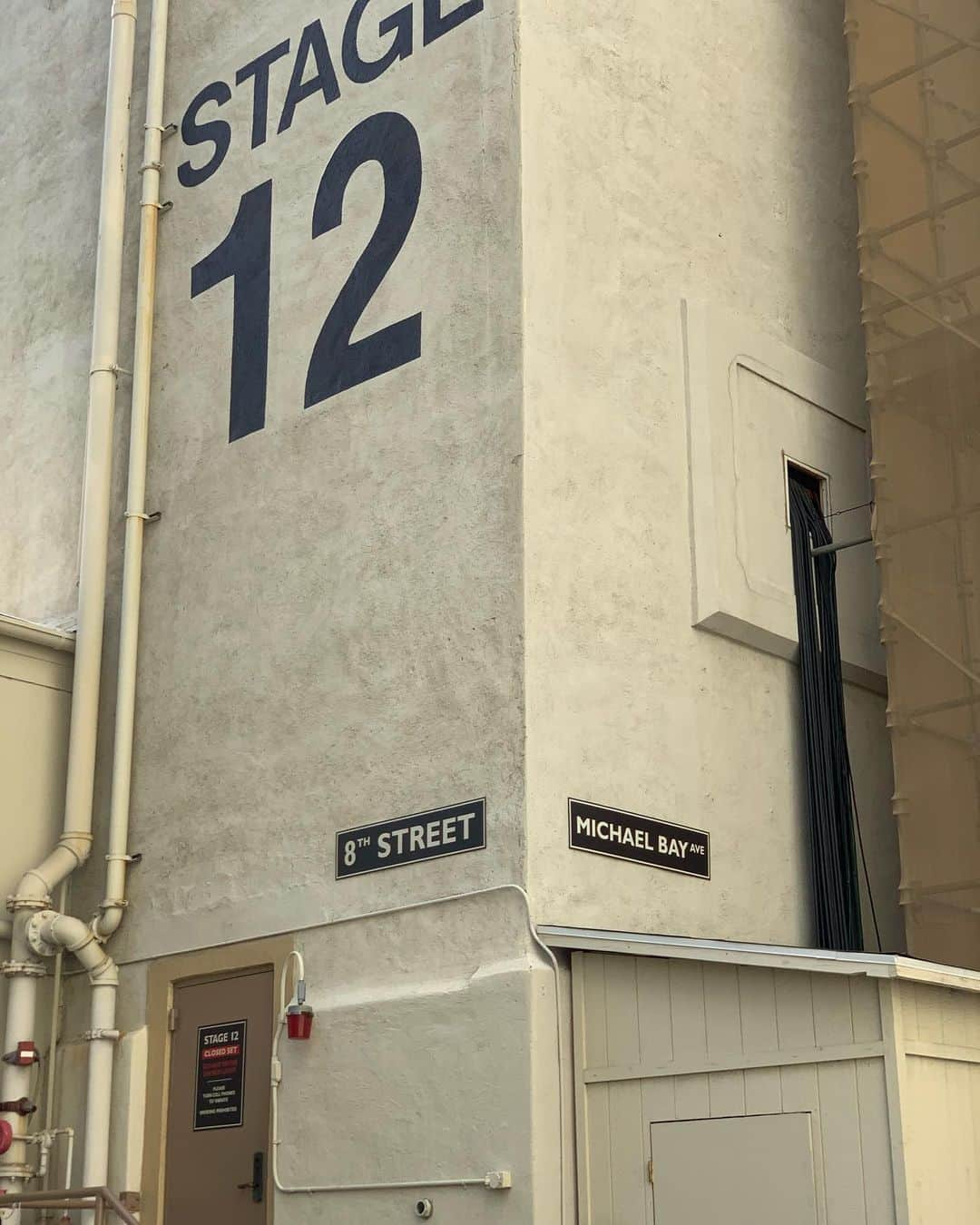 マイケル・ベイさんのインスタグラム写真 - (マイケル・ベイInstagram)「Make Mom’s proud. Paramount Pictures, the oldest movie studio in Hollywood.  Look at the little name on that street sign.」7月25日 9時43分 - michaelbay