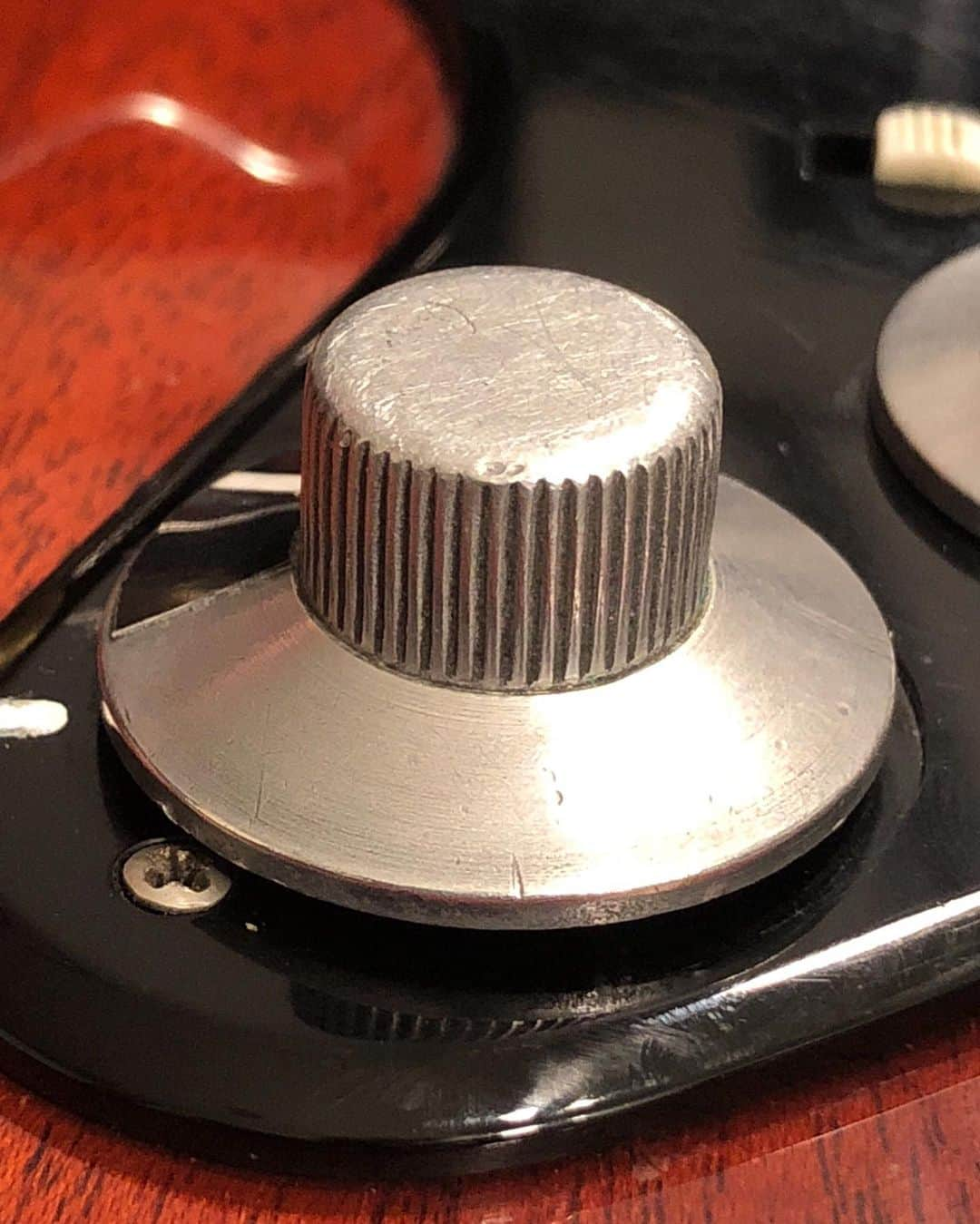 ブライアン・メイさんのインスタグラム写真 - (ブライアン・メイInstagram)「Help !!! We lost a knob ! Not just any old knob ... but, sadly, one I made myself over 40 years ago for the guitar that I made with my Dad. It disappeared just as Pete was packing up last night in the Dallas American Airlines Center. It must have fallen off at the least opportune moment.  PLEASE - if you know anyone who might know someone who might have picked it up ? Please let me or Pete know.  It’s@not that it can’t be replaced - Pete’s done that already - but the original has a great sentimental value for me. THANKS !!! Bri」7月25日 9時38分 - brianmayforreal