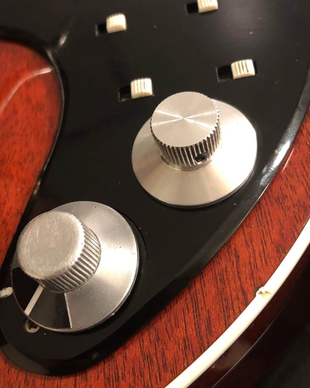 ブライアン・メイさんのインスタグラム写真 - (ブライアン・メイInstagram)「Help !!! We lost a knob ! Not just any old knob ... but, sadly, one I made myself over 40 years ago for the guitar that I made with my Dad. It disappeared just as Pete was packing up last night in the Dallas American Airlines Center. It must have fallen off at the least opportune moment.  PLEASE - if you know anyone who might know someone who might have picked it up ? Please let me or Pete know.  It’s@not that it can’t be replaced - Pete’s done that already - but the original has a great sentimental value for me. THANKS !!! Bri」7月25日 9時38分 - brianmayforreal