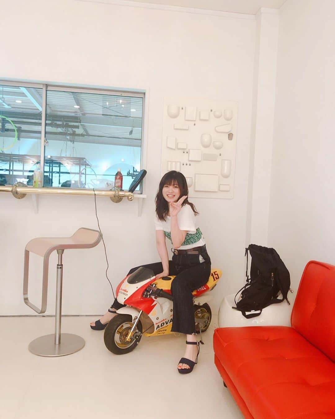 鈴木このみのインスタグラム：「おはようー！🌞 昨日はアルバム表題曲のMV撮影でした！腹筋使う撮影だったので、筋肉痛です。 アルバム詳細は7/31にLINE LIVEで発表するので、視聴予約しておいて下さいねーっ！🛵 https://live.line.me/channels/131/upcoming/11755189 〜オマケ〜 今回も監督が餃子焼いてくれました🥟嬉しすぎて荒ぶる写真🥟 ごちそうさまでした！☺️」