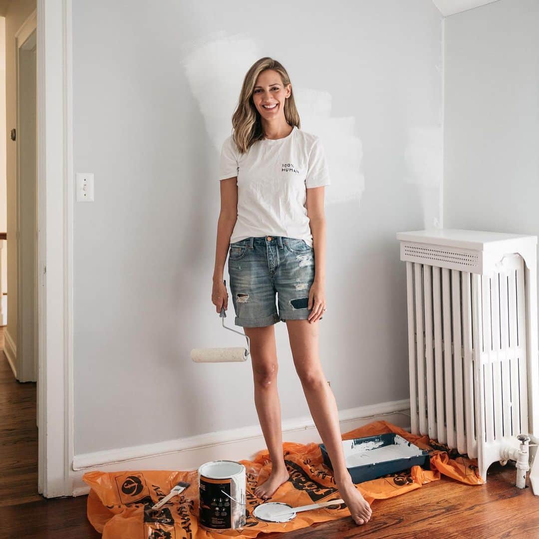 Anna Jane Wisniewskiさんのインスタグラム写真 - (Anna Jane WisniewskiInstagram)「Tackling a little home project today on the blog with @TrueValue EasyCare Paint.  I re-painted the nursery and the result is an instant facelift with minimal effort.  I'm not great at DIY-ing home projects but painting I can do.  I love how this color ("Yacht" in eggshell)  brightens up the space without being plain white--it's almost like a sea mist, right? #sponsored #easycarepaint #diyhomedecor #thisoldhouse #thisoldtudor #housebeautiful 📸 @ironandhoney」7月25日 9時44分 - seeannajane