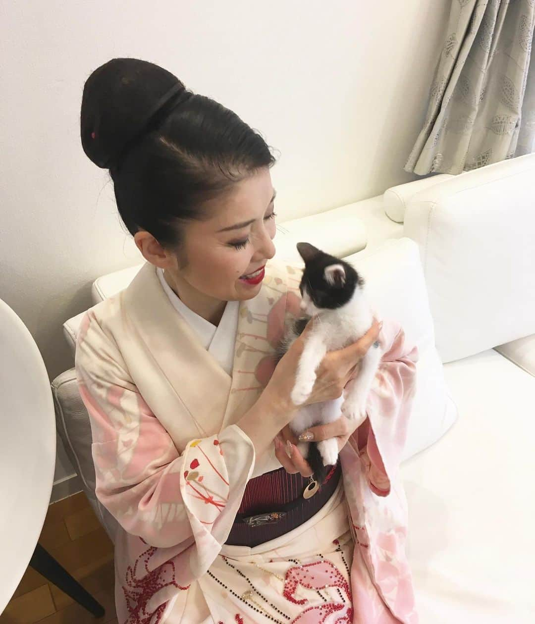 藤あや子さんのインスタグラム写真 - (藤あや子Instagram)「昨日は歌番組の収録があり、終わるなり着替えずにすぐ帰ってきました👘💨 #マルとオレオ #マルオレ #1秒でも早く帰宅したくなる #着物 #kimono #rescuecat」7月25日 9時46分 - ayako_fuji_official