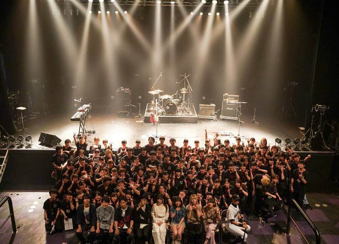 のインスタグラム：「日本工学院ミュージックカレッジpresents GROOVE  スタッフは学生さんですが皆さんプロの顔でした❗  将来現場で会ったら声掛けて下さいね…というか使って下さい❗  出演者とスタッフの皆さんとの全体写真では横に座った自分が孤独そうだったので、わざわざ反対にして下さいました 笑  #groove  #vividundress  #thepeggies  #日本工学院ミュージックカレッジ #ニッチロー’」