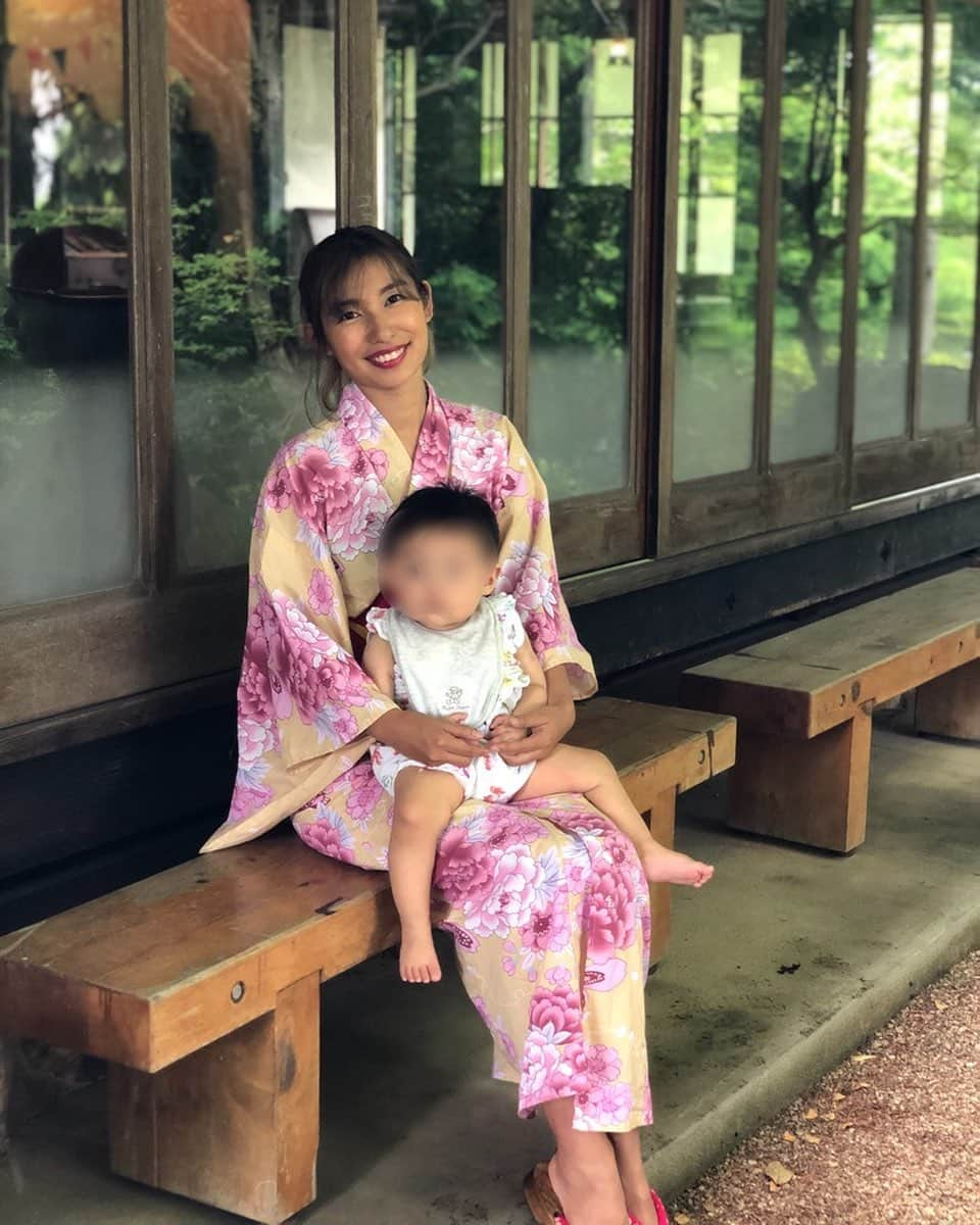 エマ中岡優姫さんのインスタグラム写真 - (エマ中岡優姫Instagram)「いつも赤とか白とか 若い浴衣を着ていたので 母になったので 落ち着いた色にしました🤣 子連れで1人で まだ歩かないベビーが おっても浴衣着て お祭りって行けるもんなん？ 誰か教えて🤣 そして 浴衣着てても 授乳ってできるんじゃね！ 知ったった？🍼 #男の子ママ  #シングルマザー  #シングルファザー  #浴衣  #浴衣着付け  #9ヶ月ベビー  #カフェ  #平田観光農園  #フルーツ狩り はしてないw #夏  #エマゆん  #ハンドメイドべビー服  #手ぬぐい  #三次カフェ」7月25日 10時09分 - emma__yun