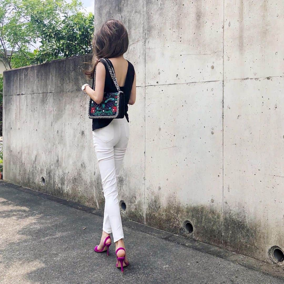 sayoko87さんのインスタグラム写真 - (sayoko87Instagram)「‪❥❥❥‬﻿ ﻿ tops&denim @juliaboutique﻿ bag&shoes @zara #zara #ザラ﻿ watch @danielwellington﻿ ﻿ モノトーンコーデ‪‪‪‪❤︎‬﻿ 履き心地が良くてストレッチ抜群のホワイトデニム👖 がっつり背中が開いたトップスも可愛いよ💓﻿ これ色違い欲しいなぁー🙄 ﻿ ﻿ ﻿ 気になるお尻回り…﻿ 運動だけじゃなく骨盤ケアも大事✨﻿ 骨盤が歪むと腰周りにお肉がつきやすくなったり﻿ 姿勢が悪くなったりと良いこと無し🤦‍♀️﻿ 履くだけで骨盤矯正してくれる﻿ @majicalsherry_lme #マジカルシェリー﻿ 3列ホックで自分に合った締め具合を調節出来るよ🙌🏻♥﻿ ストーリーにリンク貼っておくので﻿ 気になる方は是非…❁¨̮﻿ ﻿ ﻿ ﻿ ﻿ ﻿ #outfitoftheday#カジュアル#denim﻿ #fashion#cordinate#code#ootd#デニム﻿ #ootdfashion#outfit#today#locari#ママコーデ﻿ #ファッション#コーディネート#さよコ﻿ #プチプラ#instafashion#大人カジュアル﻿ #코디 #패션 #데님 #성인미술」7月25日 10時09分 - sayoko.87