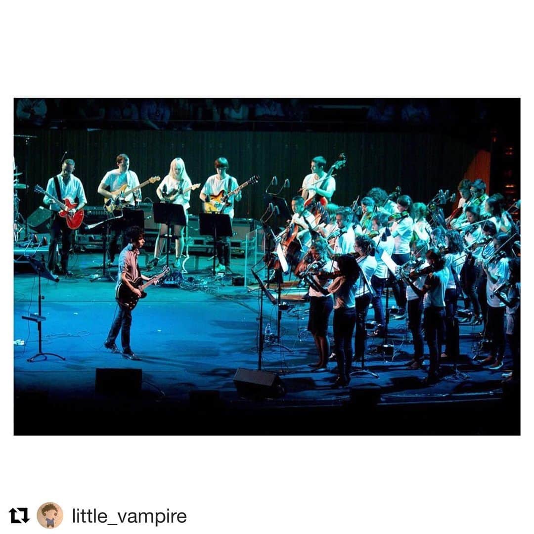 ヤー・ヤー・ヤーズのインスタグラム：「NYC ! Nick is performing his orchestral piece on Saturday ! @brianchase123 is playing in it toooo. Starts at 530:  RP @little_vampire:  I’m doing a performance of 41 STRINGS, an orchestral piece i wrote in 2011, with an ensemble of 50 plus musicians at Rockefeller Plaza on JULY 27 ! its FREE, outside and open to everyone.  Im so psyched we get to do this again, the last time was at Royal Festival Hall in London in 2014.  this time Ill be joined by a 35 piece orchestra and some my favorite nyc musicians ! See below👇 The piece was first written for the 41st anniversary of Earth Day, and is loosely based around the 4 seasons.  heres some photos from previous shows in NY + London, and some video from when we did it in Sydney in 2012 at the Opera House .  i hope you can make it. 🎻 🎻 🎻 🎸 🎸 #41strings ⠀⠀⠀⠀⠀⠀⠀⠀⠀⠀⠀⠀ guitars: Paul Banks, Lenny Kaye, Sarah Lipstate , Andrew Wyatt , Angel Deradoorian, Aku Orraca-Tetteh, Ava Mendoza, me ⠀⠀⠀⠀⠀⠀⠀⠀⠀⠀⠀⠀ ⠀⠀⠀⠀⠀⠀⠀⠀⠀⠀⠀⠀ Drums: Brian Chase, Hisham Bharoocha, Ryan Sawyer ⠀⠀⠀⠀⠀ ⠀⠀⠀⠀⠀⠀⠀⠀⠀⠀⠀⠀ ⠀⠀⠀⠀⠀⠀⠀ Bass: Andy Macleod, Jaleel Bunton ⠀⠀⠀ ⠀⠀⠀⠀⠀⠀⠀⠀⠀⠀⠀⠀ Synth: Ben Vida, Nancy Whang ⠀⠀⠀⠀⠀⠀⠀⠀⠀⠀⠀⠀ Arranger: Gillian Rivers ⠀⠀⠀⠀⠀⠀⠀⠀⠀⠀⠀⠀ ⠀⠀⠀⠀⠀⠀⠀⠀⠀⠀⠀⠀」