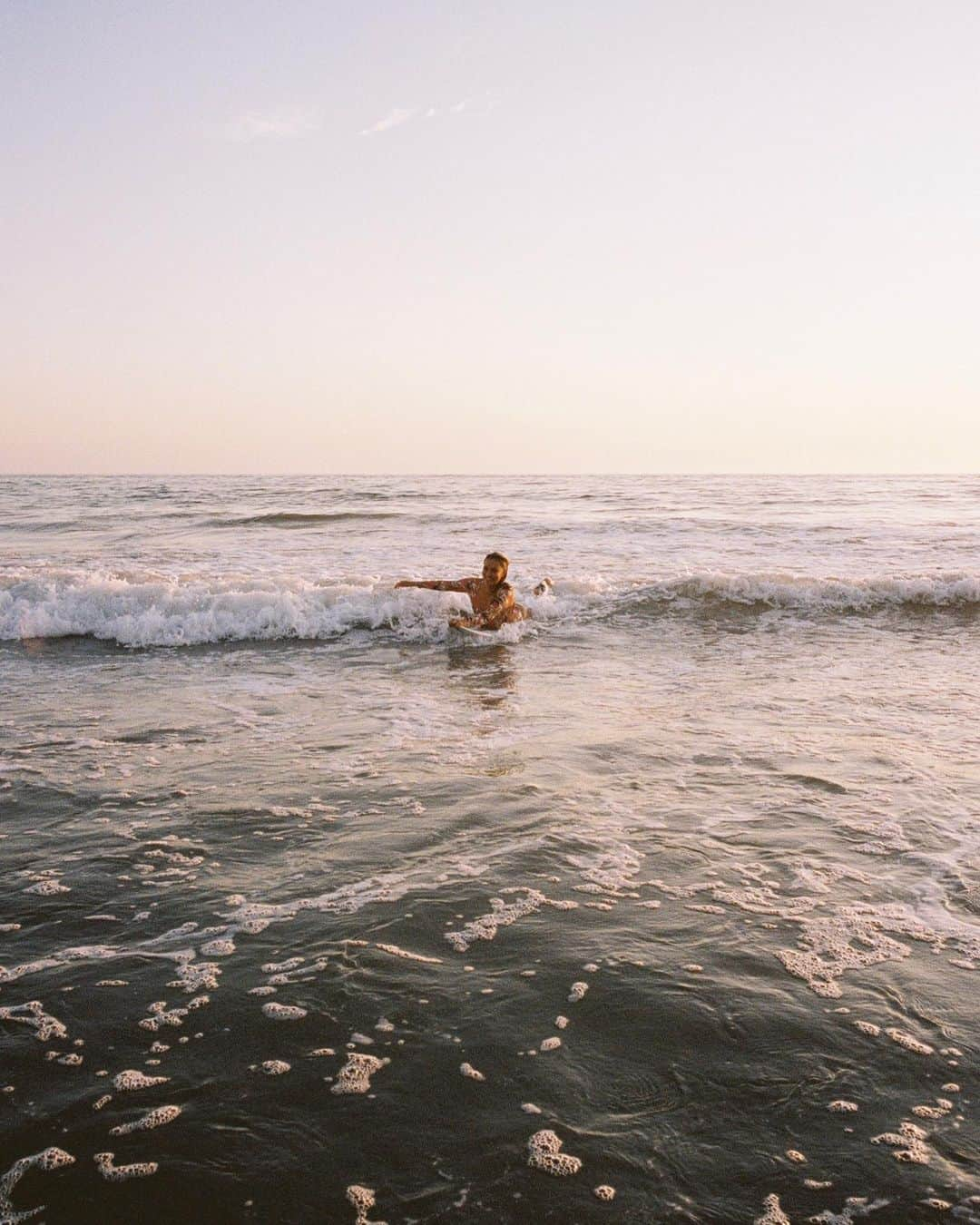 Bryant Eslavaさんのインスタグラム写真 - (Bryant EslavaInstagram)「surf day w/ @pachalight 🏄‍♀️ / • swipe 👈 to see more photos •」7月25日 10時05分 - bryant