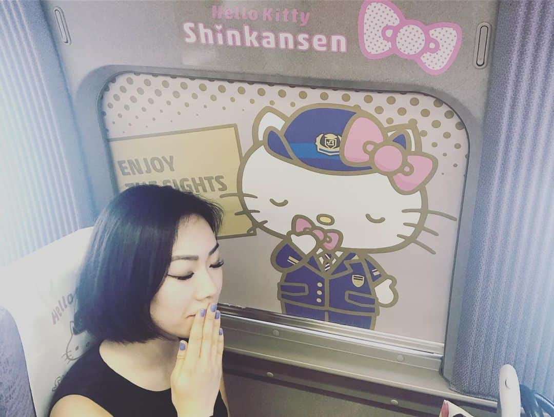 ティモシー・コレトさんのインスタグラム写真 - (ティモシー・コレトInstagram)「‪We got to ride the Hello Kitty Shinkansen today. 😂😂♥️‬ ‪可愛いすぎ‬ ‪今日大阪までハローキティーの新幹線乗れる♥️🐱🌸🎀‬💗」7月25日 10時06分 - timkoleto