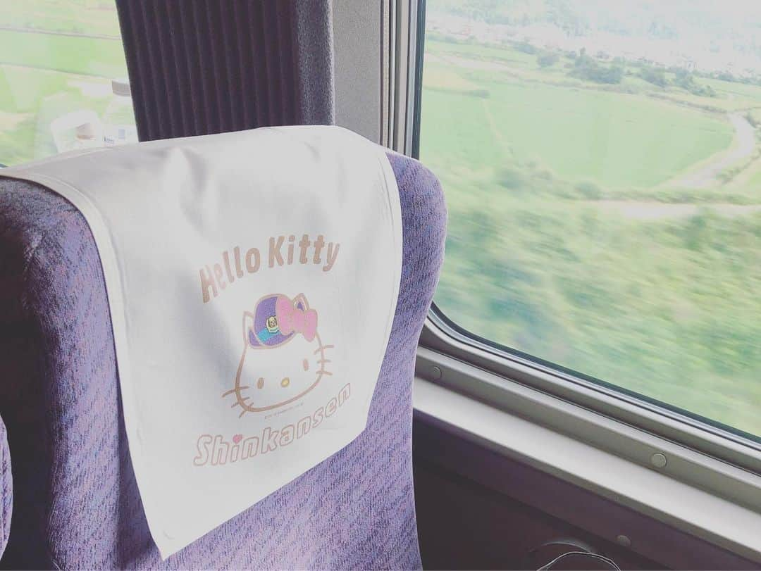 ティモシー・コレトさんのインスタグラム写真 - (ティモシー・コレトInstagram)「‪We got to ride the Hello Kitty Shinkansen today. 😂😂♥️‬ ‪可愛いすぎ‬ ‪今日大阪までハローキティーの新幹線乗れる♥️🐱🌸🎀‬💗」7月25日 10時06分 - timkoleto