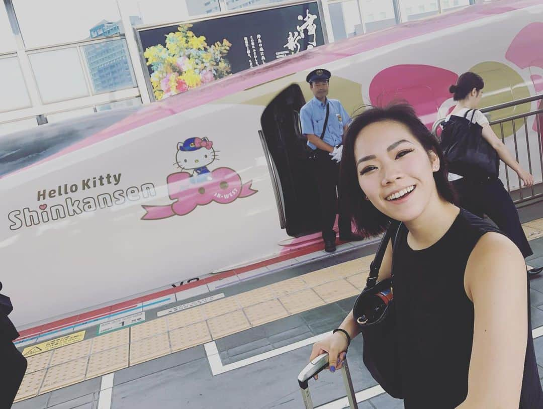 ティモシー・コレトさんのインスタグラム写真 - (ティモシー・コレトInstagram)「‪We got to ride the Hello Kitty Shinkansen today. 😂😂♥️‬ ‪可愛いすぎ‬ ‪今日大阪までハローキティーの新幹線乗れる♥️🐱🌸🎀‬💗」7月25日 10時06分 - timkoleto