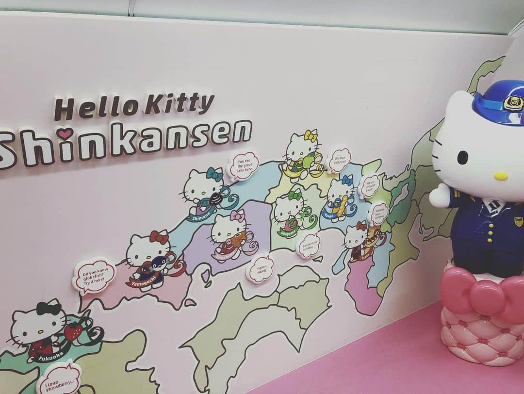 ティモシー・コレトさんのインスタグラム写真 - (ティモシー・コレトInstagram)「‪We got to ride the Hello Kitty Shinkansen today. 😂😂♥️‬ ‪可愛いすぎ‬ ‪今日大阪までハローキティーの新幹線乗れる♥️🐱🌸🎀‬💗」7月25日 10時06分 - timkoleto