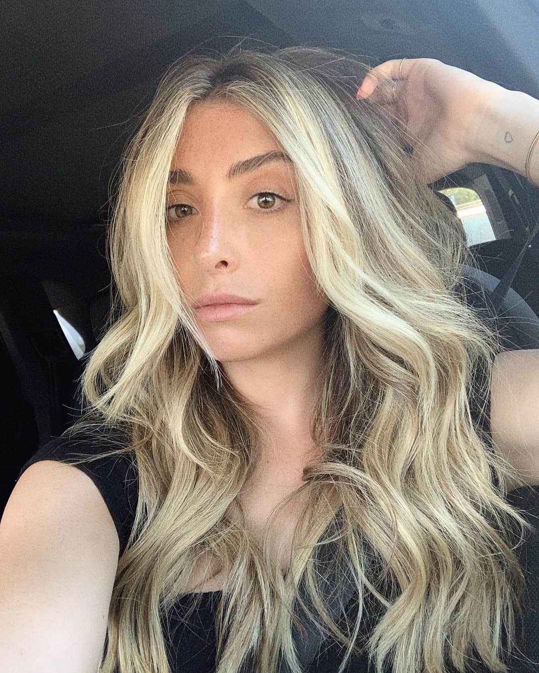 Lauren Elizabethのインスタグラム：「Taking my blonde hair very seriously」