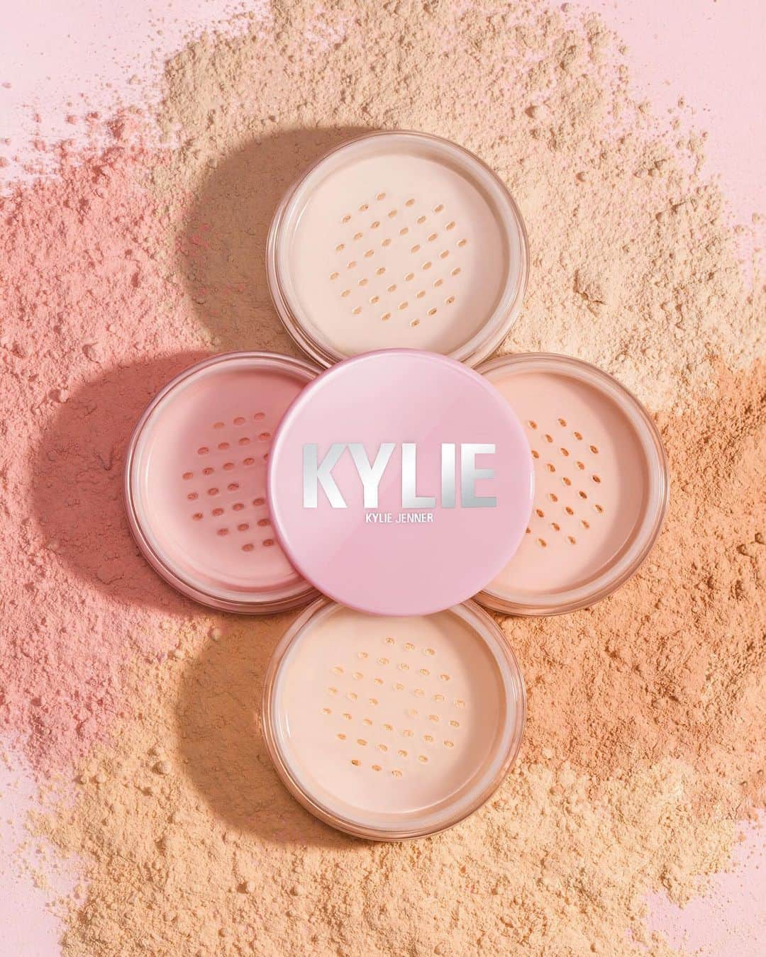 Kylie Cosmeticsさんのインスタグラム写真 - (Kylie CosmeticsInstagram)「Loose Setting Powder ✨ coming to @ultabeauty stores along with all 30 shades of Skin Concealer this Sunday, July 28th 💘」7月25日 10時18分 - kyliecosmetics