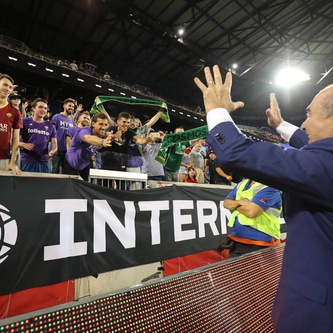 ACFフィオレンティーナさんのインスタグラム写真 - (ACFフィオレンティーナInstagram)「#FiorentinaBenfica  #RoccoCommisso e #JoeBarone salutano i tifosi alla #RedBullArena  #antognoni e #RuiCosta scambiano la maglia numero 10 #ICC2019  #ForzaViola」7月25日 10時18分 - acffiorentina