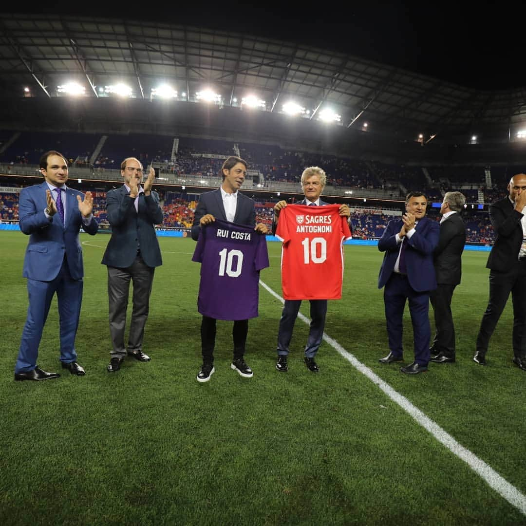 ACFフィオレンティーナさんのインスタグラム写真 - (ACFフィオレンティーナInstagram)「#FiorentinaBenfica  #RoccoCommisso e #JoeBarone salutano i tifosi alla #RedBullArena  #antognoni e #RuiCosta scambiano la maglia numero 10 #ICC2019  #ForzaViola」7月25日 10時18分 - acffiorentina