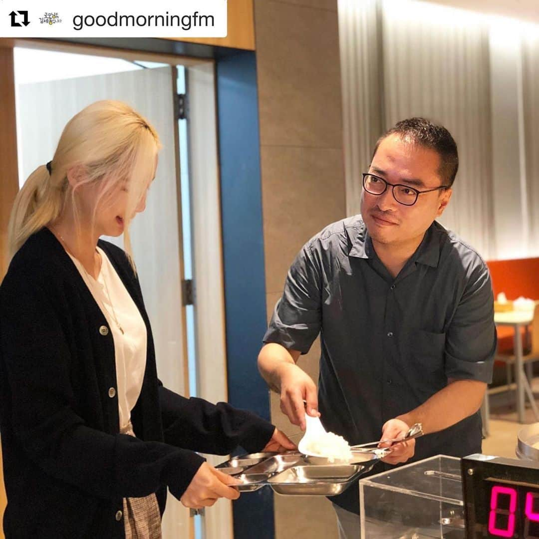 EXIDのインスタグラム：「#Repost @goodmorningfm ・・・ ⠀ 설정왕 #노중훈 여행작가님~ 굳이굳이 퍼주시겠다고! 🤳🏼 사진을 위해 한 참을 서 계신 노작가님!! ⠀ 설정 성공! 초점은 실패! 제발 여기보세요~ 📸 _ #굿모닝FM솔지입니다 #굿모닝FM #솔지 #솔디 #고독한여행가 #노중훈 #여행작가 ⠀」