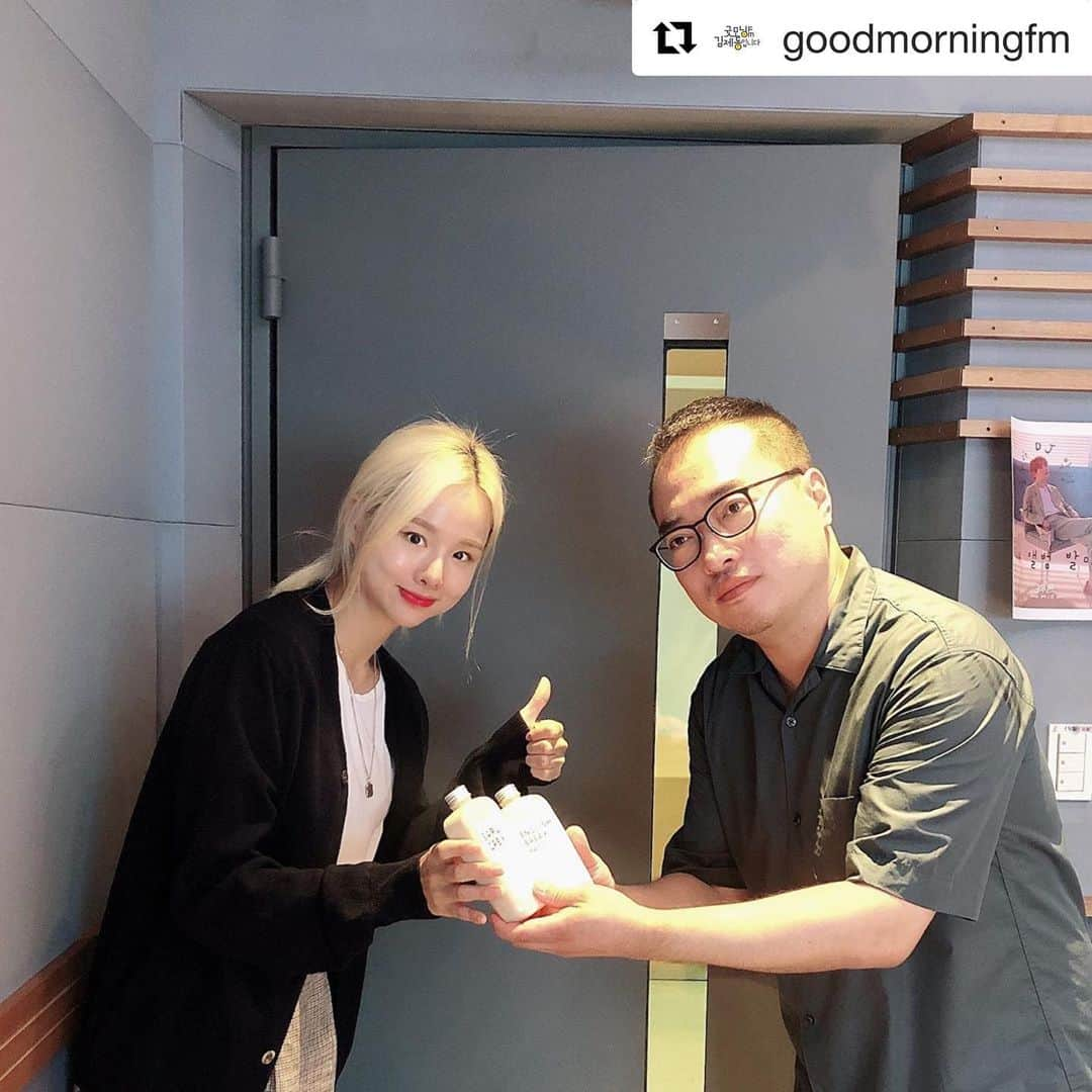 EXIDのインスタグラム：「#Repost @goodmorningfm ・・・ ⠀ 식후 #밀크티 까지 챙겨주신 노중훈 여행작가님~ 제발 여기 보세요!! 📸 _ #굿모닝FM솔지입니다 #솔지 #솔디 #고독한여행가 #노중훈 #여행작가 #오늘_유독_업 ⠀」