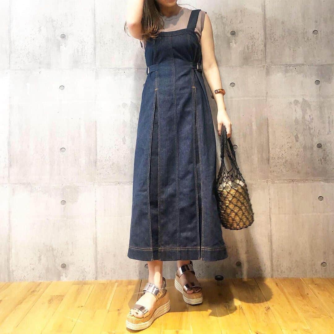 神戸レタス/Wowma店のインスタグラム：「7/24 夏物早割SALE🍉 最安790円〜😙💓 . . 今すぐ神戸レタスWowma!店へGO🏃‍♀️ －－－－－－－－－－－－－－－－－－ . 今週の売れ筋アイテムをご紹介🍋 . . #ワンピース 【E2148】 ¥ 3,290 col:インディゴ . #トップス 【C3404】 ¥ 1,790 col:ベージュ . #シューズ 【I1598】 ¥ 2,990 size:M col:メタリック . #バッグ 【B1260】 ¥ 2,990 col:ブラック . . 通販サイトは、プロフィールURLから飛んで下さい💗 プロフィールからリンクに飛べない場合は「神戸レタス wowma!」「神戸レタス au」で検索してみてください♪商品はサイト内でID検索できます🐶🔍 . #神戸レタス#kobelettuce#ジャンスカ##ジャンパースカート#プチプラコーデ#プチプラ#韓国ファッション#ゆったり#体型カバー#夏服#夏コーデ#デニム#今日の服#今日のコーデ#コーディネート#ファッション#ママコーデ#ママリ#ママファッション#しまむら#ザラ#韓国#インスタ映え#お洒落さんと繋がりたい#写真好きな人と繋がりたい#写真を撮るのが好きな人と繋がりたい」