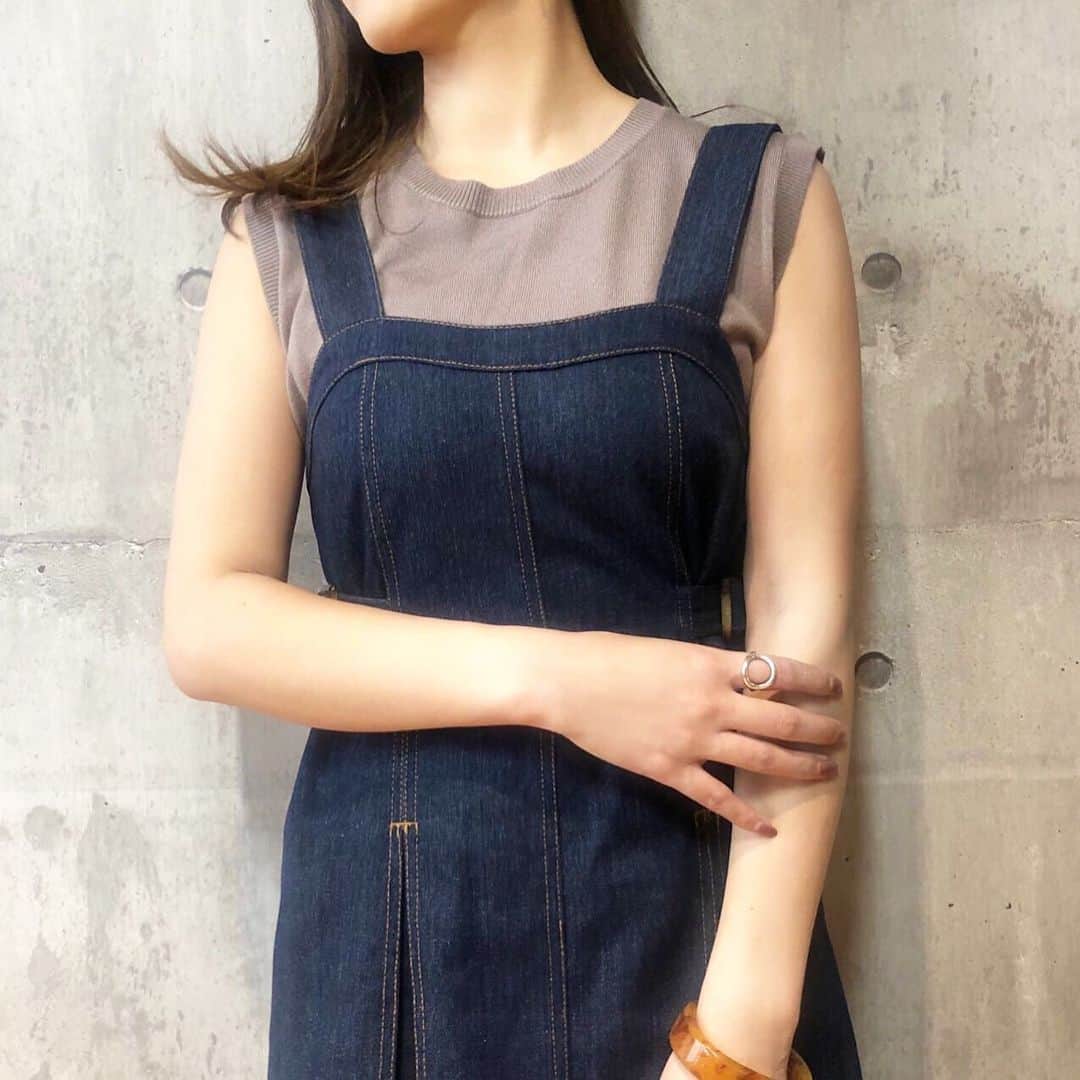 神戸レタス/Wowma店のインスタグラム：「7/24 夏物早割SALE🍉 最安790円〜😙💓 . . 今すぐ神戸レタスWowma!店へGO🏃‍♀️ －－－－－－－－－－－－－－－－－－ . 今週の売れ筋アイテムをご紹介🍋 . . #ワンピース 【E2148】 ¥ 3,290 col:インディゴ . #トップス 【C3404】 ¥ 1,790 col:ベージュ . #シューズ 【I1598】 ¥ 2,990 size:M col:メタリック . #バッグ 【B1260】 ¥ 2,990 col:ブラック . . 通販サイトは、プロフィールURLから飛んで下さい💗 プロフィールからリンクに飛べない場合は「神戸レタス wowma!」「神戸レタス au」で検索してみてください♪商品はサイト内でID検索できます🐶🔍 . #神戸レタス#kobelettuce#ジャンスカ##ジャンパースカート#プチプラコーデ#プチプラ#韓国ファッション#ゆったり#体型カバー#夏服#夏コーデ#デニム#今日の服#今日のコーデ#コーディネート#ファッション#ママコーデ#ママリ#ママファッション#しまむら#ザラ#韓国#インスタ映え#お洒落さんと繋がりたい#写真好きな人と繋がりたい#写真を撮るのが好きな人と繋がりたい」