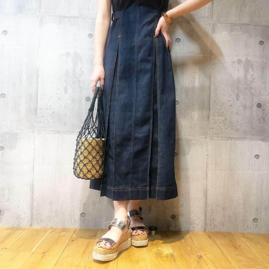 神戸レタス/Wowma店のインスタグラム：「7/24 夏物早割SALE🍉 最安790円〜😙💓 . . 今すぐ神戸レタスWowma!店へGO🏃‍♀️ －－－－－－－－－－－－－－－－－－ . 今週の売れ筋アイテムをご紹介🍋 . . #ワンピース 【E2148】 ¥ 3,290 col:インディゴ . #トップス 【C3404】 ¥ 1,790 col:ベージュ . #シューズ 【I1598】 ¥ 2,990 size:M col:メタリック . #バッグ 【B1260】 ¥ 2,990 col:ブラック . . 通販サイトは、プロフィールURLから飛んで下さい💗 プロフィールからリンクに飛べない場合は「神戸レタス wowma!」「神戸レタス au」で検索してみてください♪商品はサイト内でID検索できます🐶🔍 . #神戸レタス#kobelettuce#ジャンスカ##ジャンパースカート#プチプラコーデ#プチプラ#韓国ファッション#ゆったり#体型カバー#夏服#夏コーデ#デニム#今日の服#今日のコーデ#コーディネート#ファッション#ママコーデ#ママリ#ママファッション#しまむら#ザラ#韓国#インスタ映え#お洒落さんと繋がりたい#写真好きな人と繋がりたい#写真を撮るのが好きな人と繋がりたい」