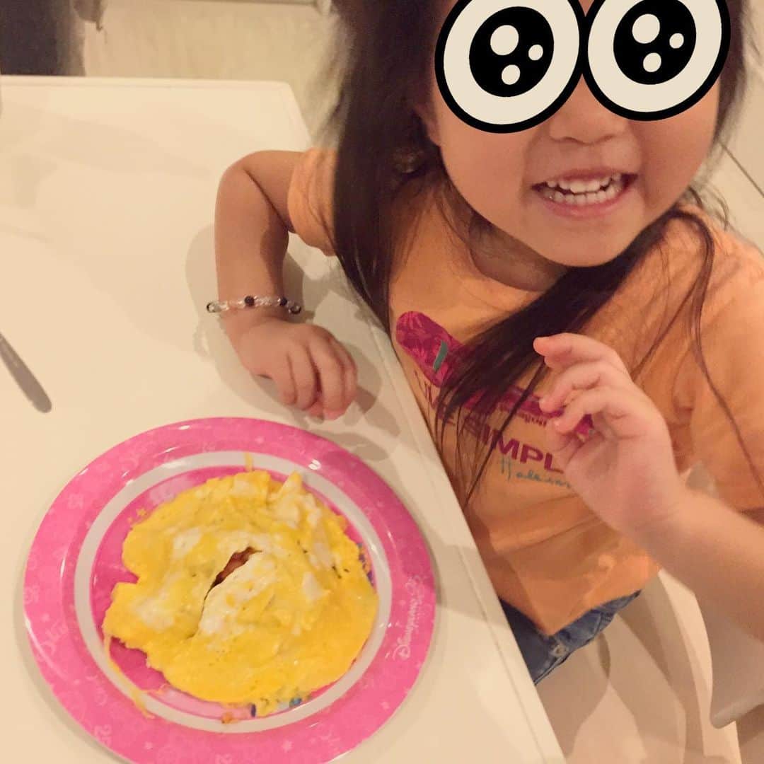 山根良顕さんのインスタグラム写真 - (山根良顕Instagram)「二人でオムライス作ってみたw 卵割ったり、かき混ぜたり、フードプロセッサー、娘ができることを色々やってもらったり、相当楽しそうだった！ 全部食べました！ケチャップで顔を描いたみたいですw #オムライス」7月25日 10時21分 - ungirls_yamane
