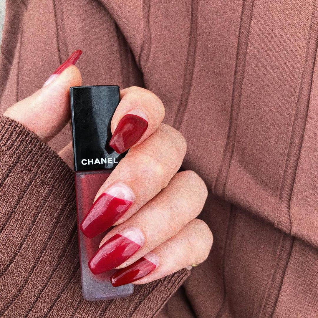 のインスタグラム：「・ ・ 💋💋💋 NEW NAIL 半年くらいハマったシェルシリーズをついにお休みして久々のREDはやっぱり落ち着く😌💕 わかりにくいけど同じ赤1色じゃないの。 担当してくれてる @yuuuuuuuko1224 さんと私のちょっとした自己満w❤️❤️ 視界を美しくしてくれていつもthanxです😘 #muraminail」